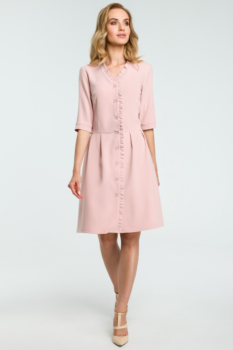 CM3813 Sukienka zapinana na guziki z falbanką - pudrowa