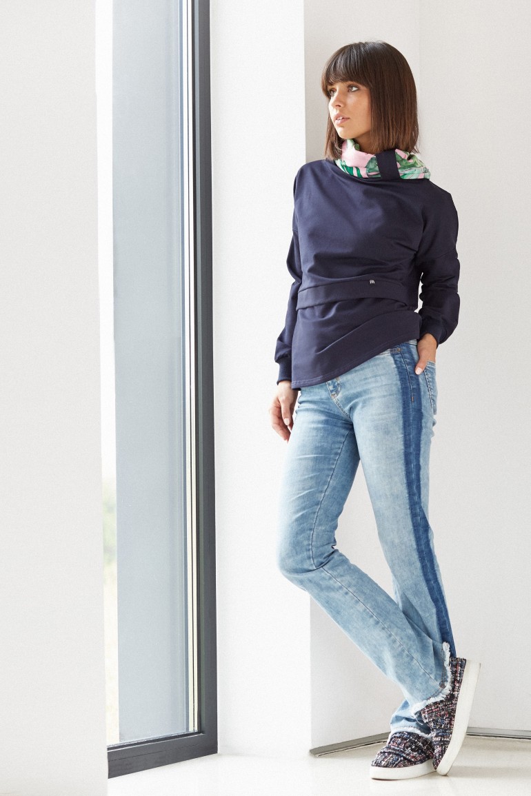 CM3798 Bluza z wysokim kołnierzem we wzór - granatowa