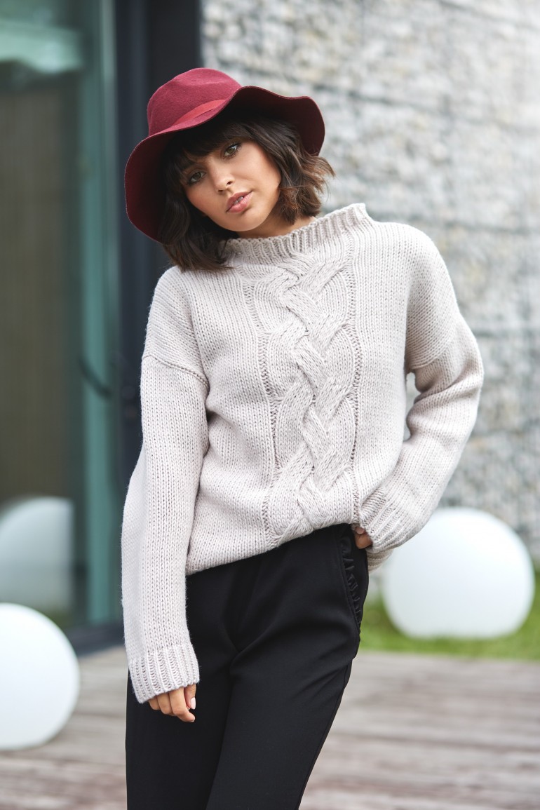 CM3824 Damski sweter z warkoczem - pudrowy