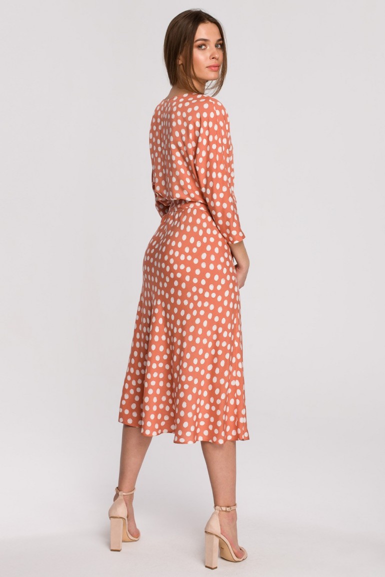 CM5943 Sukienka midi z kimonowymi rękawami - łososiowa