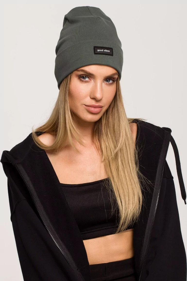 CM6241 Czapka beanie unisex z naszywką good vibes - militarno-zielona