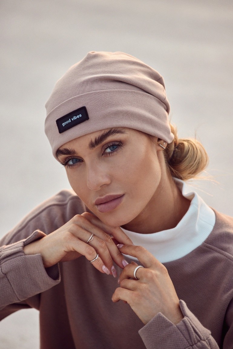 CM6241 Czapka beanie unisex z naszywką good vibes - mokka
