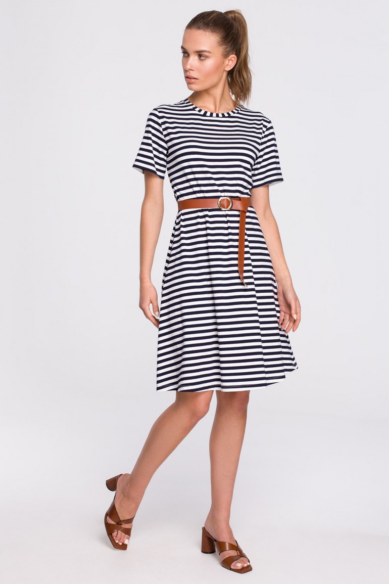CM6512 Sukienka w marynarskie paski z paskiem z klamrą - model 1