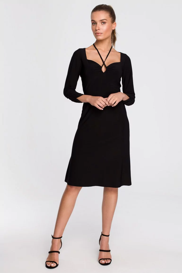 CM6514 Sukienka z ozdobnym dekoltem - czarna