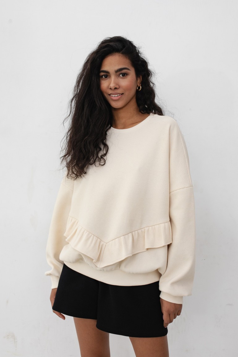 CM6621 Bluza damska oversize z falbanką na dole - beżowa