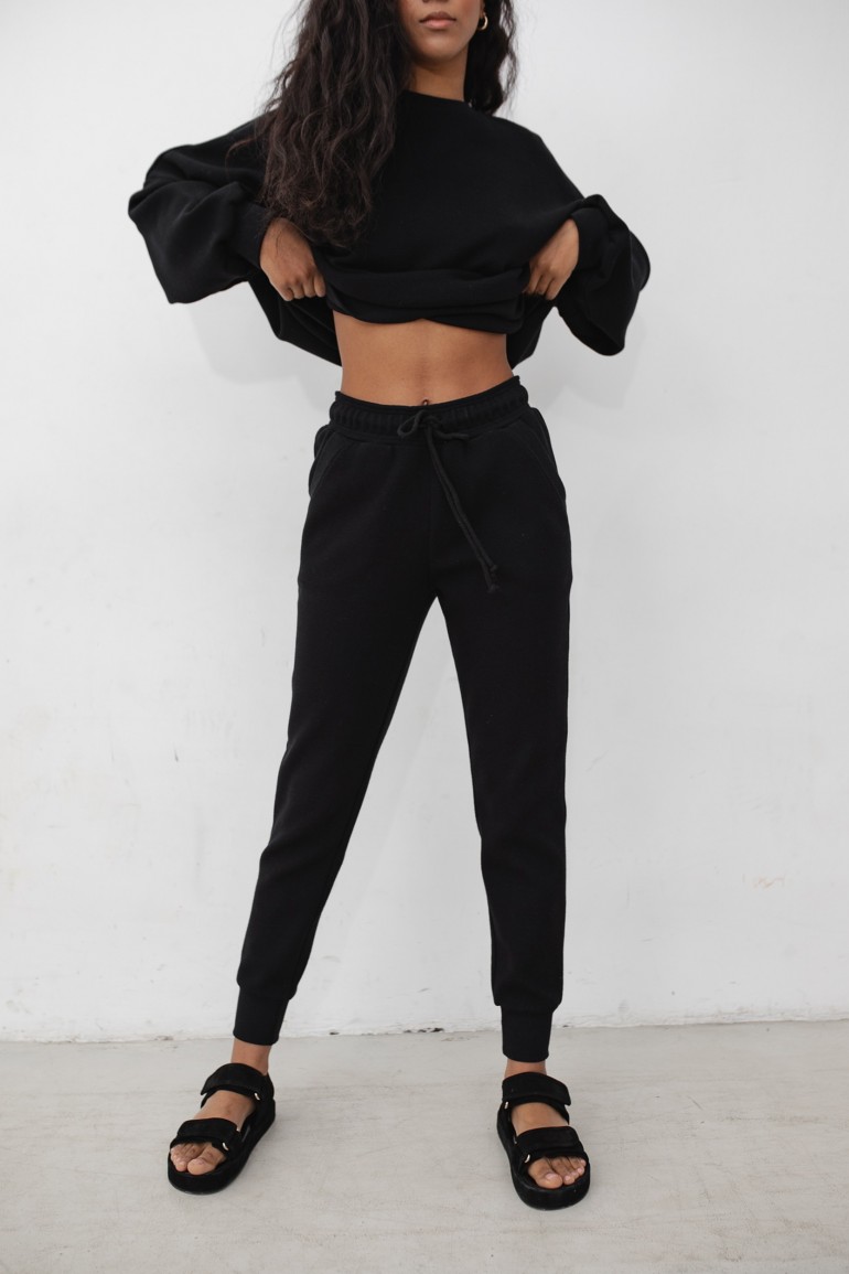 CM6622 Spodnie dresowe typu joggers z kieszeniami - czarne