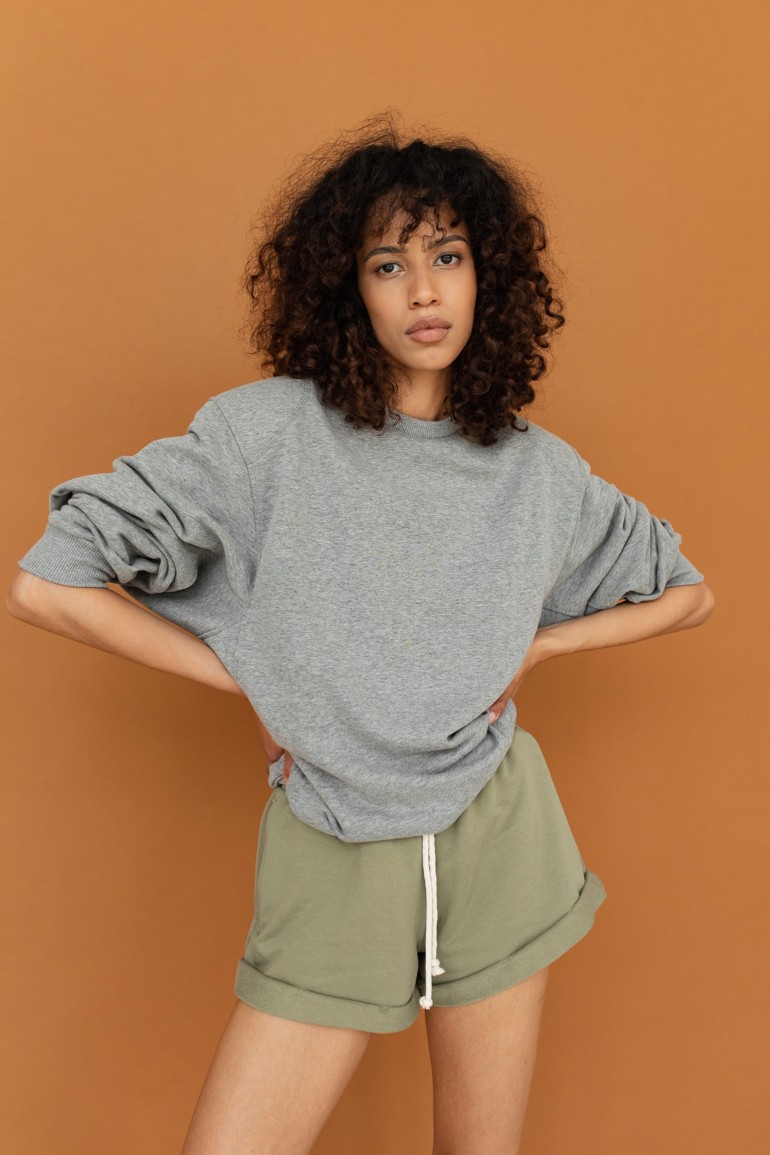 CM6636 Bluza dresowa z poduszkami na ramionach - szara