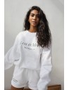 Bluza damska o kroju regular fit - biała z zielonym haftem