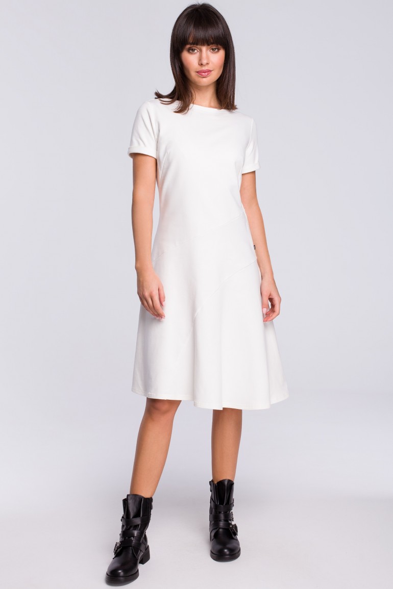 CM4119 Lekko rozkloszowana sukienka z godetem - ecru