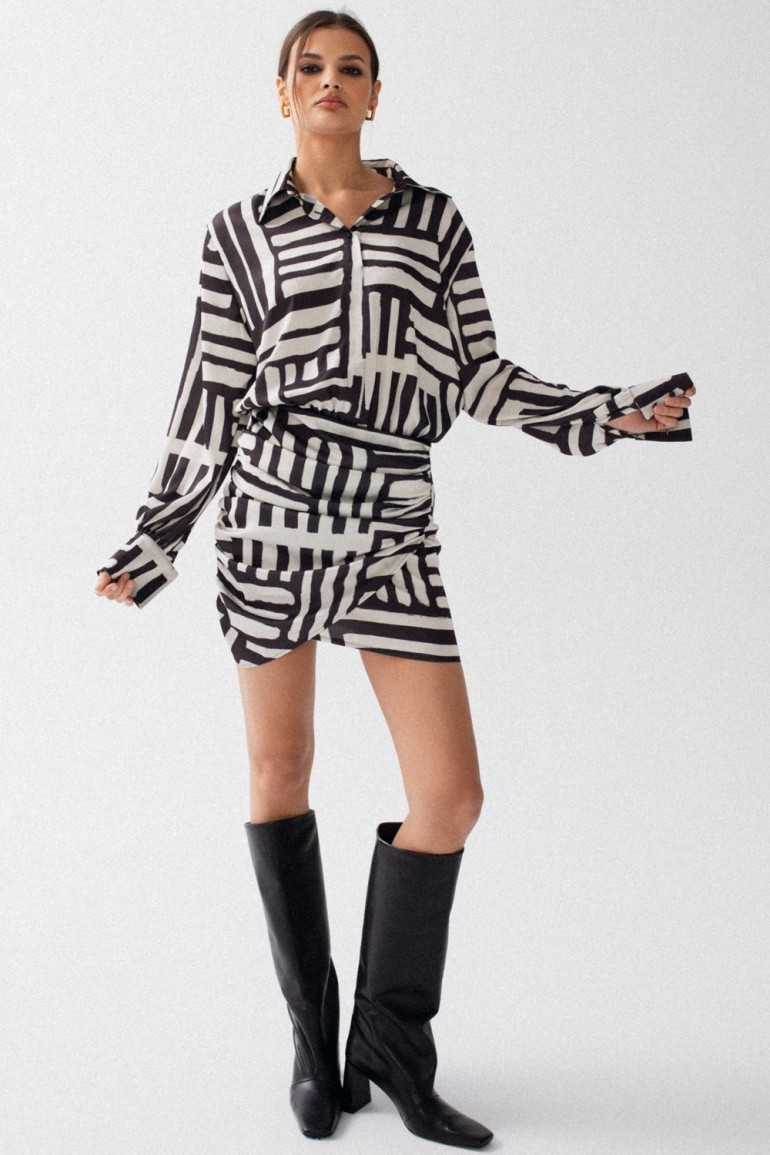 Sukienka drapowana z kołnierzykiem - biało-czarne pasy CM6690 Sukienka drapowana z kołnierzykiem - biało-czarne pasy