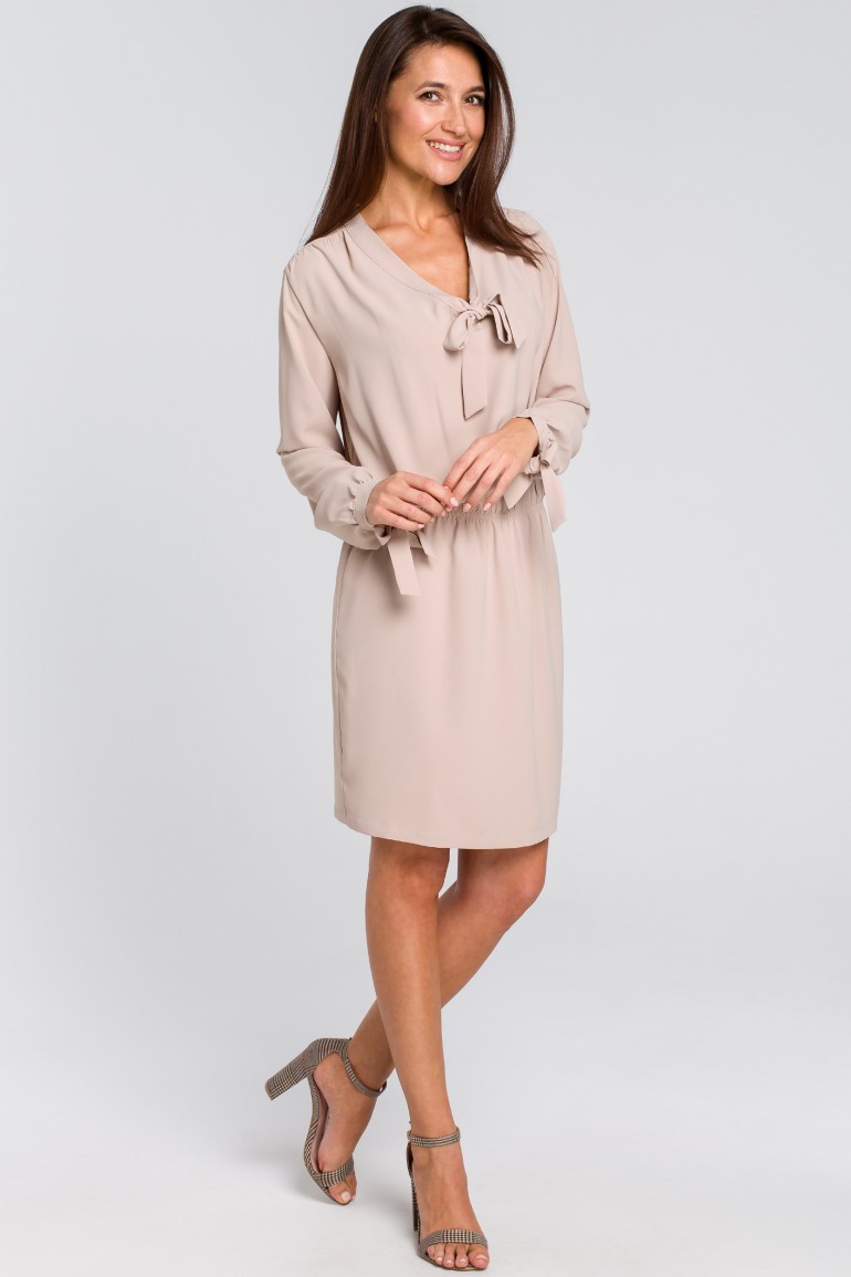 CM4135 Sukienka z wiązanym dekoltem - beżowa