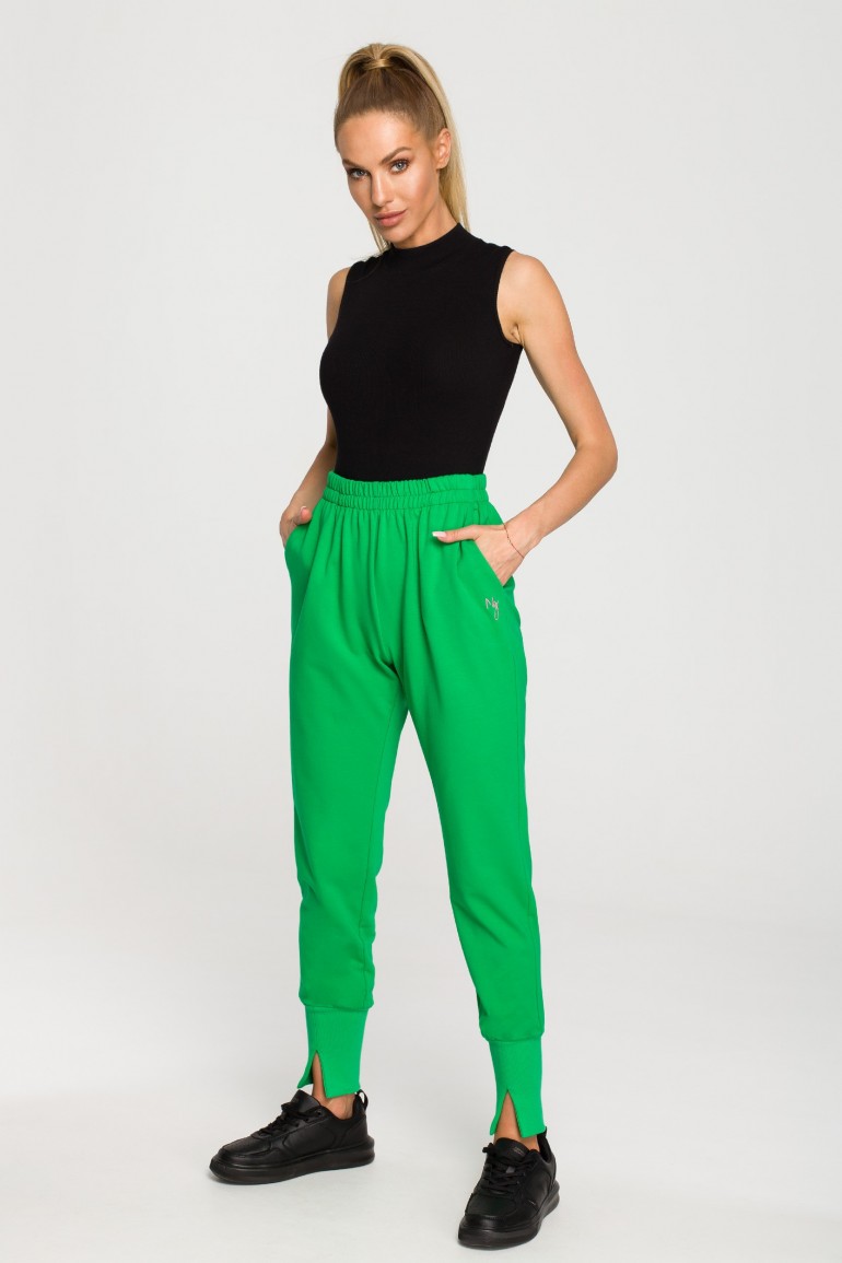 CM6836 Spodnie dresowe typu joggers z rozcięciami - soczysto zielone