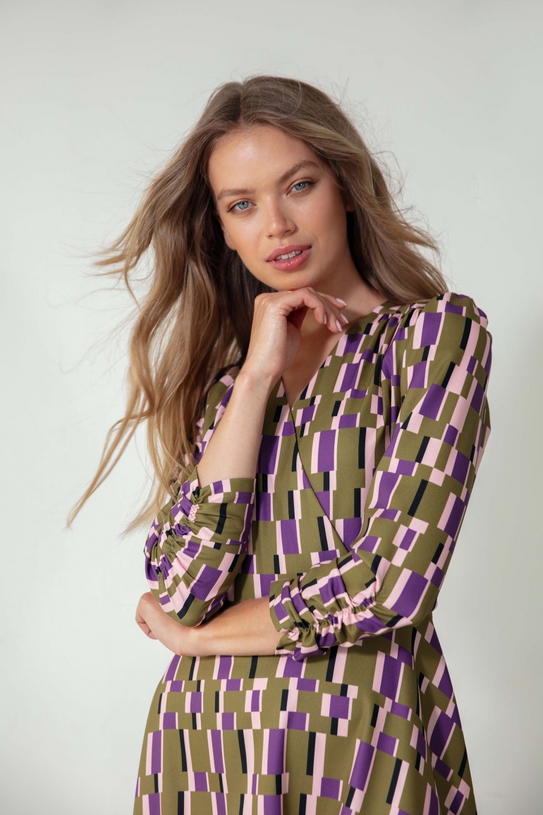 CM6902 Rozkloszowana sukienka z kopertowym dekoltem - model 1