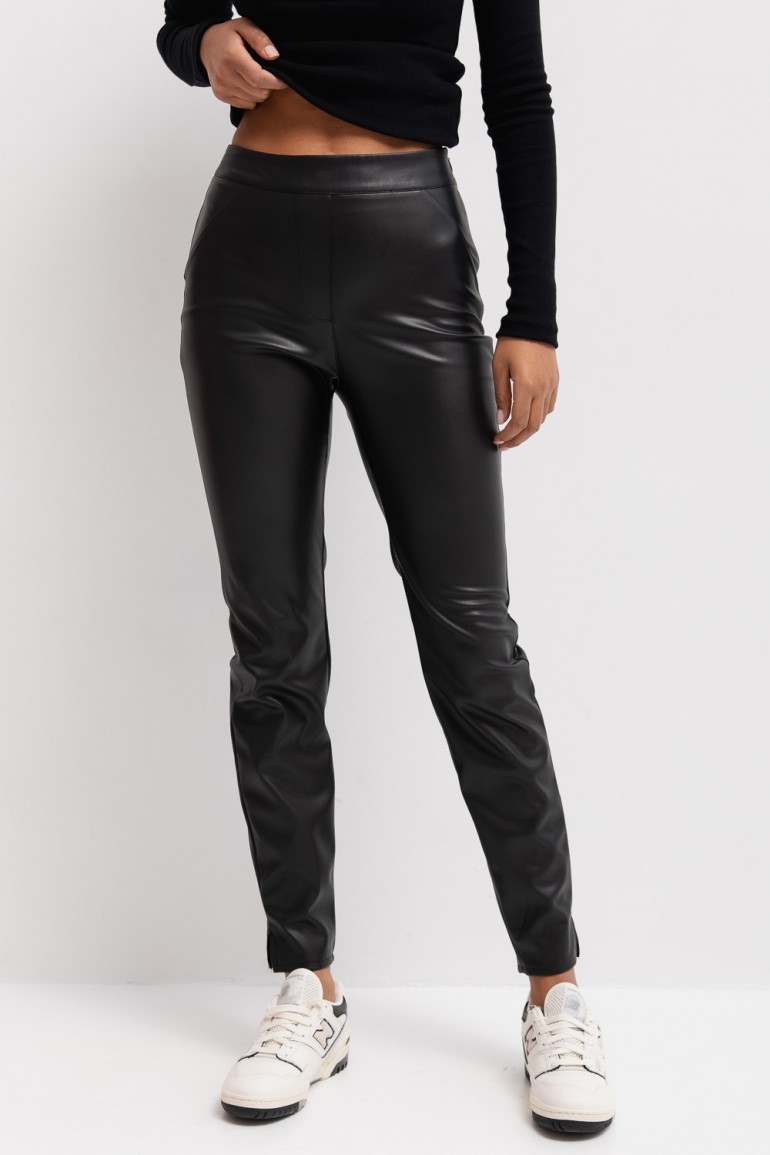 CM7058 Dopasowane spodnie slim fit z eko-skóry - czarne