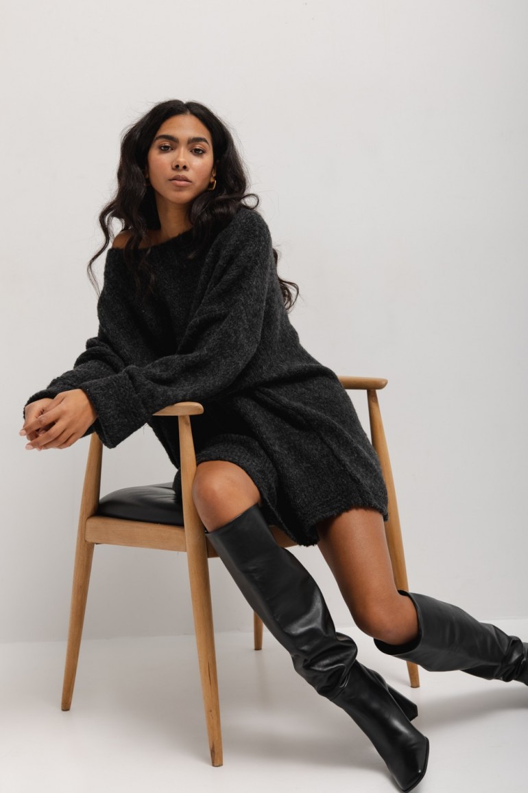 CM7071 Sweter typu oversize z okrągłym dekoltem - grafitowy