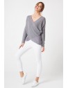 Stylowy kopertowy sweter - szary