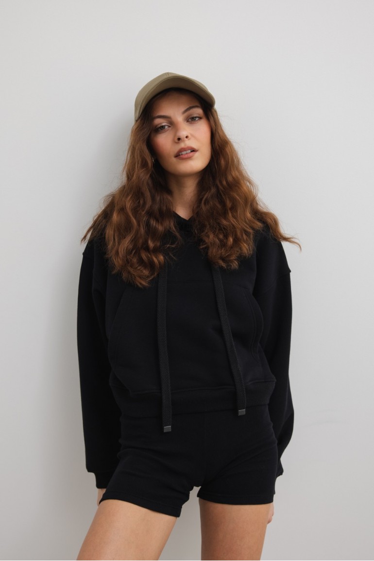 CM7272 Bluza o krótkim kroju z kapturem - czarna