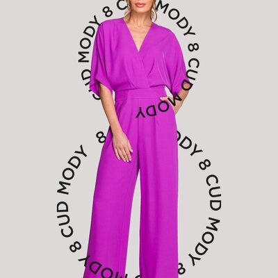 #CUDgirls, przed Wami Ósmy Cud Mody, czyli najchętniej wybierany produkt lutego! ❤️ 
Ten stylowy kombinezon z kopertowym dekoltem pięknie podkreśla sylwetkę i optycznie wysmukla górną część ciała. Dopasowana talia modeluje figurę, a dekolt w kształcie litery V subtelnie eksponuje szyję i dodaje całości kobiecego charakteru 🥰

#cudmoda #8cudmody #kombinezon #kombinezondamski