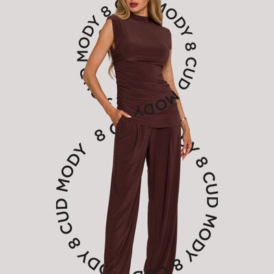 #CUDgirls, poznajcie nasz Ósmy Cud Mody, czyli bestseller października! ❤️
Komplet z marszczoną bluzką i szerokimi spodniami to must-have sezonu 🤎
Elegancki krój, miękka tkanina i ponadczasowe kolory — idealny na spotkania, wyjścia i codzienne stylizacje.

#cudmoda #8cudmody #modadamska #stylowakobieta #bestseller